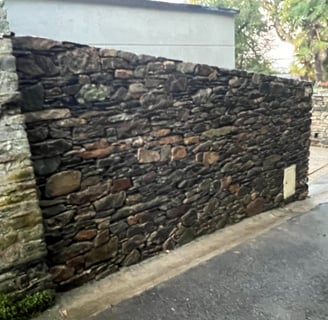 mur en pierre a brest