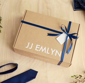 Cajas de carton kraft, color negro y blancas disponibles en distintos tamaños, todas personalizables