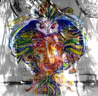 collage d'une peinture aux couleurs vives, où on peut distinguer un visage enraciné, une chouette ou encore une tête de cobra