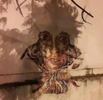 en cours de collage nocturne, les lumières ont projeté avec l'ombre une chevelure éphémère sur la composition