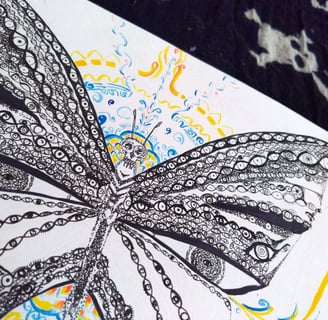 dessin au feutre fin très détaillé d'un papillon avec une tête de mort et des milliers d'yeux sur les ailes