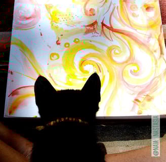 Chaton qui observe la construction de la compositio, paraissant s'inspirer de l'image du félin royal.