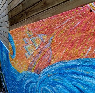 détail d'une peinture murale représentant un navire soumis à des vagues turbulentes