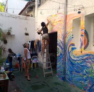 peinture murale réalisée à Rio de Janeiro avec un fond marin et animaux marins sur un coucher de soleil