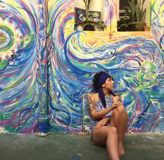 peinture murale réalisée à Rio de Janeiro avec un fond marin sirène et animaux marins sur un coucher de soleil