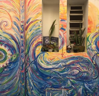 peinture murale réalisée à Rio de Janeiro avec un fond marin et animaux marins sur un coucher de soleil après censure
