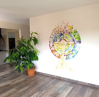 Peinture murale du portail du dragon, avec u format circulaire traversé par un arbre de vie et avec un dragon au centre