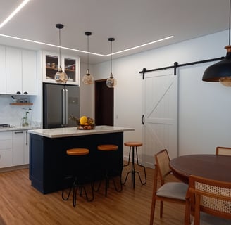 cozinha ampla com despensa e copa