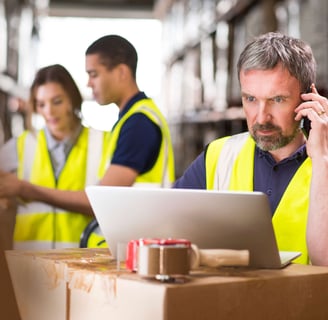 EMPRESÁRIO E EQUIPE REAVALIANDO FORNECEDORES