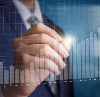 EMPRESÁRIO ANALISANDO GRÁFICO DE LUCROS EM ASCENÇÃO