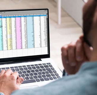 EMPRESÁRIO PREOCUPADO OLHANDO PLANILHA EM LAPTOP