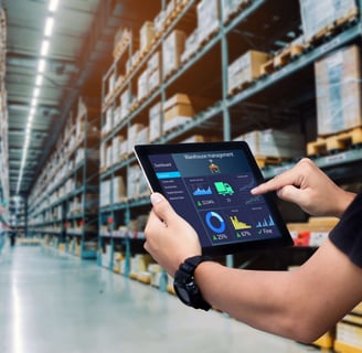 EMPRESÁRIO UTILIZANDO SISTEMA ERP EM SEU ESTOQUE