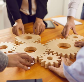 EMPRESÁRIO E COLABORADORES MONTANDO ENGRENAGENS