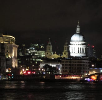 Cathédrale Saint Paul et la Tamise de nuit