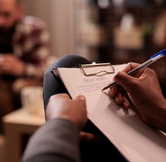 Dependencia quimica tratamento - psicologo tomando notas durante uma sessao de terapia