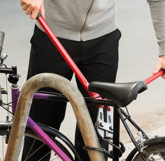 dépannage de cadenas vélo réalisé par un serrurier en pleine intervention bordeaux