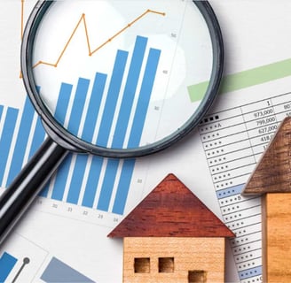 Lupa em cima de gráficos e planilhas de uma avaliação de imóvel para locação.