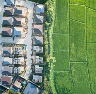 Imagem mostrando, casas construídas e terrenos, ilustrando a avaliação terrenos para construção.