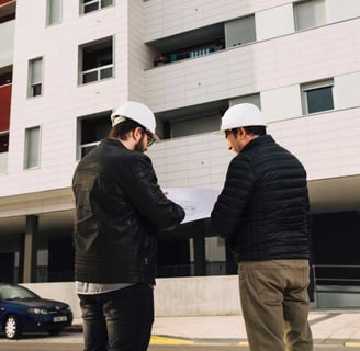 Engenheiros realizando uma avaliação de apartamento.