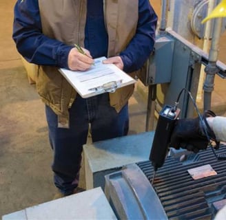 Engenheiro realizando um vistoria para elaboração de um laudo de avaliação de máquinas e equipamento