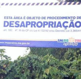 Placa instalada em um área de objeto de um laudo de avaliação de terreno para desapropriação.