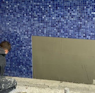Individueller Poolbau aus Beton mit Mosaik – Maßanfertigung für höchste Qualität.