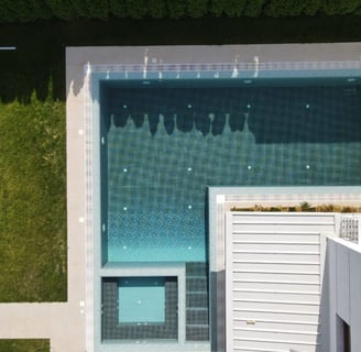 Vergleich: Pool mit Mosaik oder Betonbecken mit Folie – die bessere Wahl für Langlebigkeit.