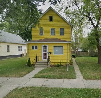 Charming 3 bed, 1 bath semi independent home with huge backyard in North Chiago