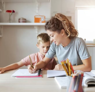 Femme donne un cours à un élève