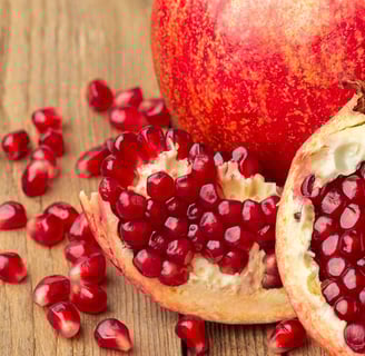 Fruto de granada encima de una mesa