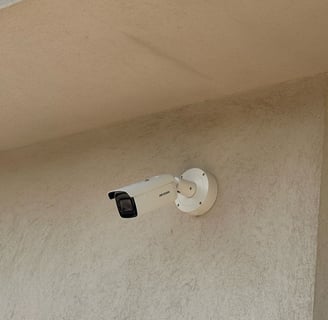 Caméra de surveillance murale