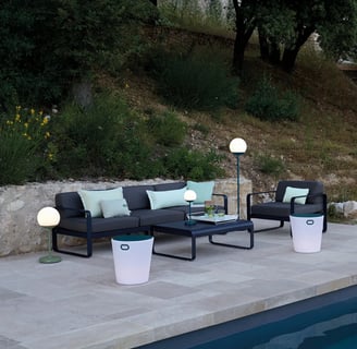 Espace bien-être, détente confortable et luxueux au bord de la piscine