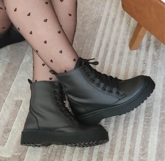 Bota Coturno Oadsey Feminino Cano Medio Sola Reta Tratorada Cadarço Mulher Fashion - Preto