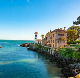 Vue sur la Casa de Santa Maria et du phare de Santa Marta à Cascais, Portugal