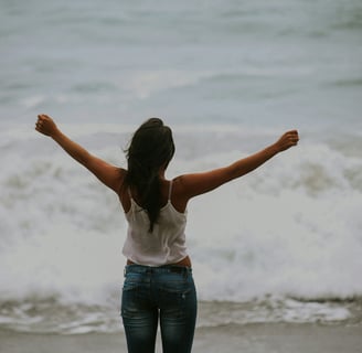 frau strand glücklich arme hoch