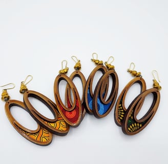 Grandes boucles d'oreilles ovales en bois et textile imprimé.