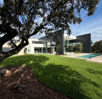 Foto del maravilloso jardín con piscina y de la extraordinaria fachada
