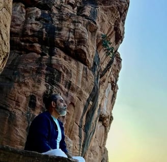 चट्टानों पर बैठा एक शांत इंसान