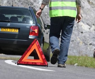 dépanneur IDF-Dépannage qui change une roue sur le bord de la route depannage et remorquage urgent