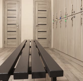 Bancs dans vestiaires professionnels et aménagés