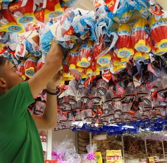 Pintura eletrostática e reforma em expositores de ovos de páscoa para supermercados