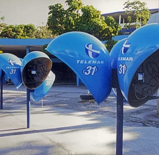 Pintamos a alguns anos postes de telefones públicos de toda cidade do Rio de Janeiro