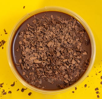Pavê de Chocolate Senhor Ogro, em fundo amarelo, visto de cima, irresistível, delicioso