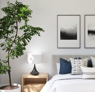 un dormitorio con una cama, una jardinera y una maceta