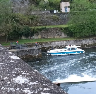 Navigating a lock on the River Lot