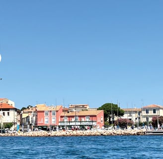 Restaurants line the edge of the étang