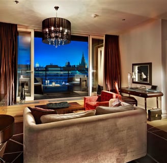 Wunderschöner Ausblick über Prag aus einem luxoriösen Hotelzimmer