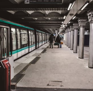 U- Bahn Station mit Säulen und einfahrendem Zug