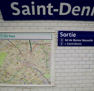 Stadtkarte Paris an einer Wand in einer U-Bahn Station