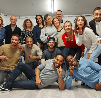 Classe d'élèves heureux avec le sourire lors d'un cours de danse de couple